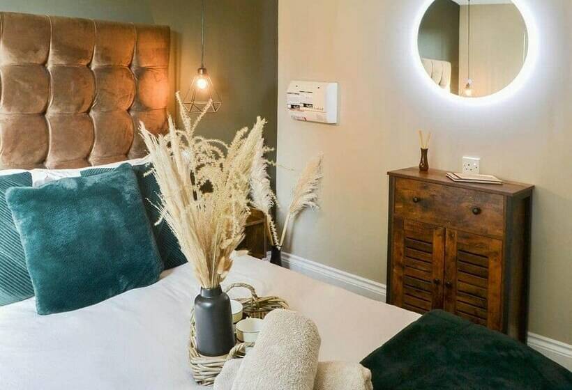 Отель Remarkable 2bed Lodge In Morpeth With Hot Tub