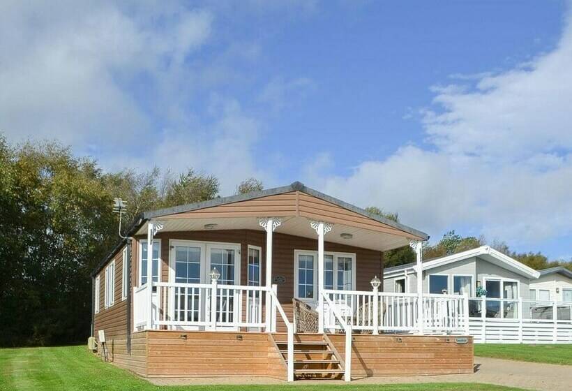 Отель Remarkable 2bed Lodge In Morpeth With Hot Tub