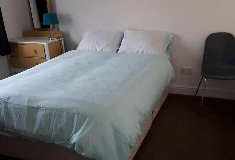 اقامتگاه Homely 4 Bed House In Manchester
