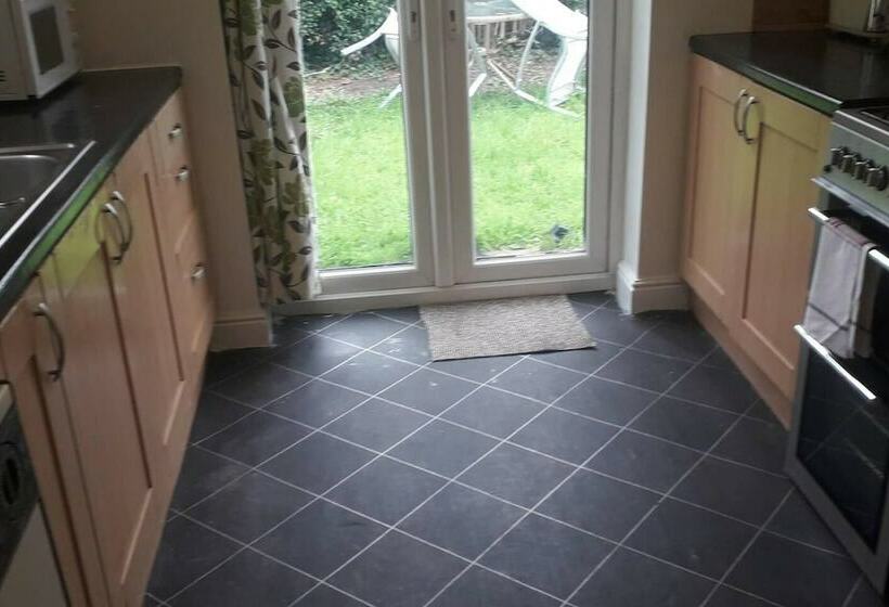اقامتگاه Homely 4 Bed House In Manchester