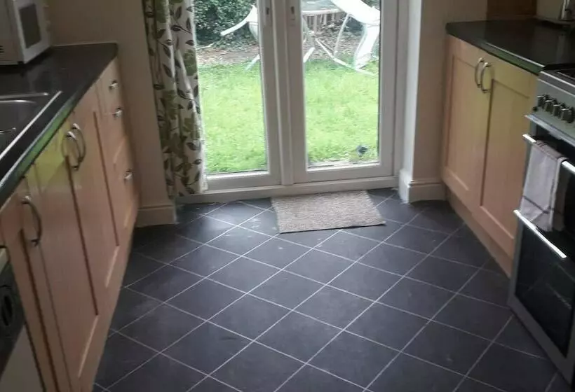 Residenssi Homely 4 Bed House In Manchester