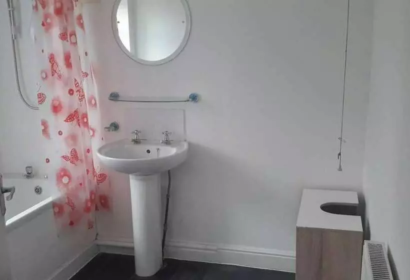 Residenssi Homely 4 Bed House In Manchester