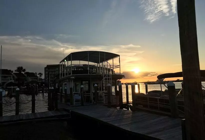 Hotelli Island Houseboat
