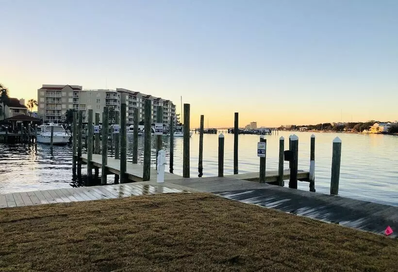 Hotelli Island Houseboat