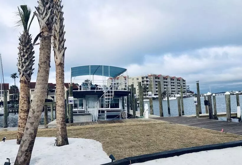 Hotelli Island Houseboat