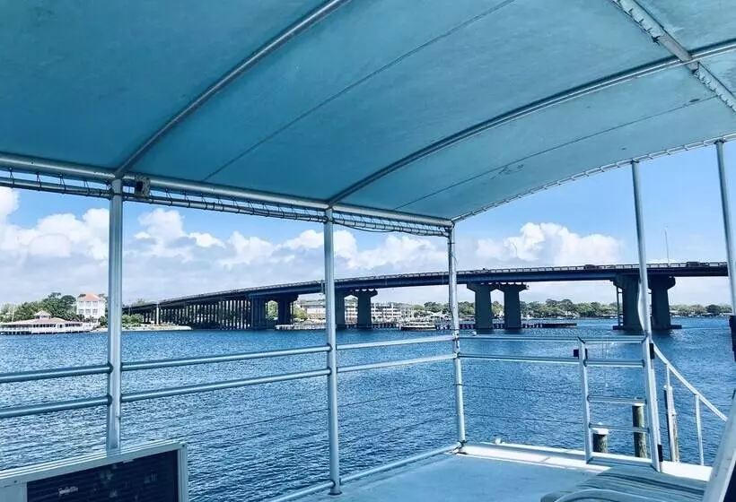 Hotelli Island Houseboat