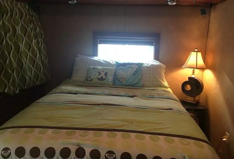 Hotelli Island Houseboat