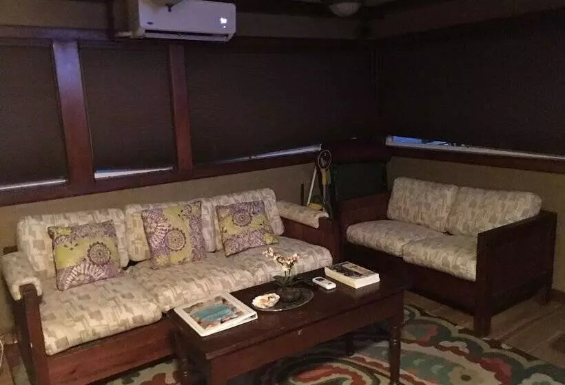 Hotelli Island Houseboat