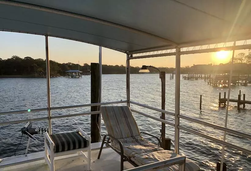 Hotelli Island Houseboat