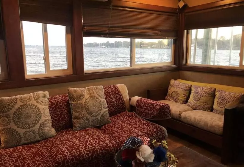 Hotelli Island Houseboat