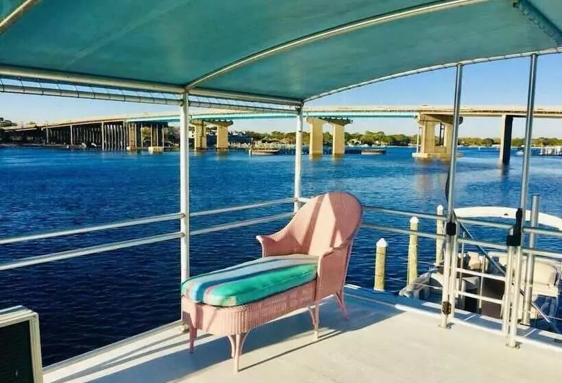 Hotelli Island Houseboat