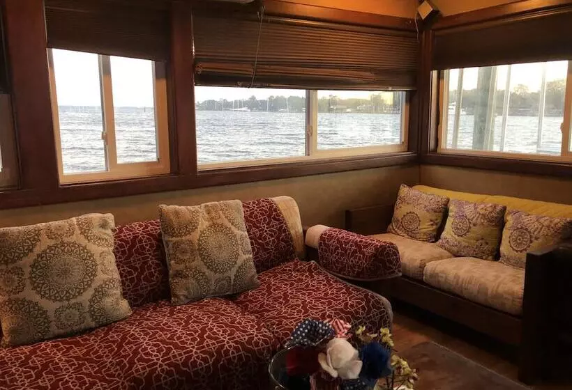 Hotelli Island Houseboat