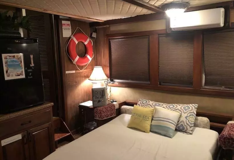 Hotelli Island Houseboat