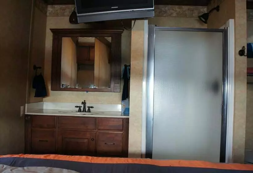 Hotelli Island Houseboat