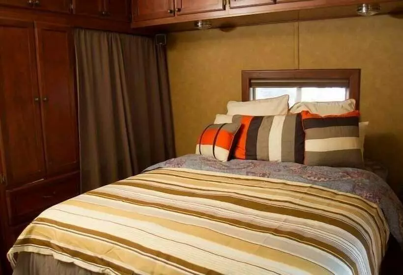 Hotelli Island Houseboat