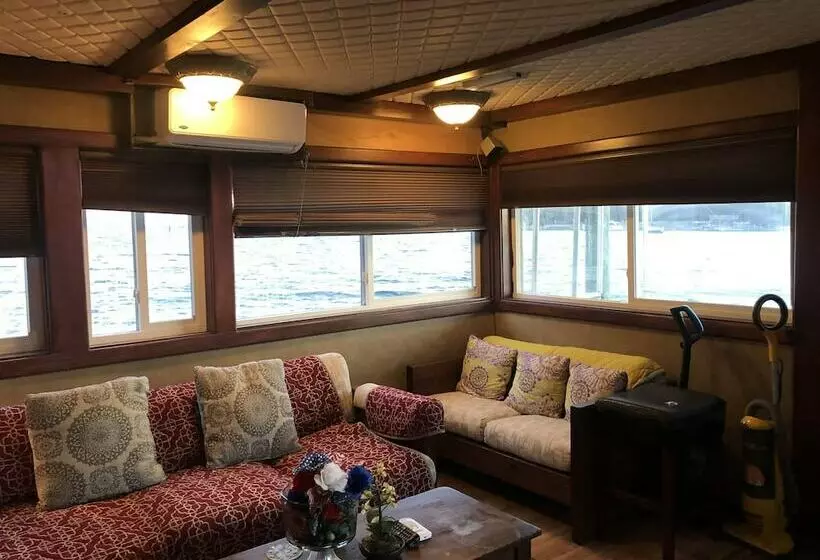 Hotelli Island Houseboat