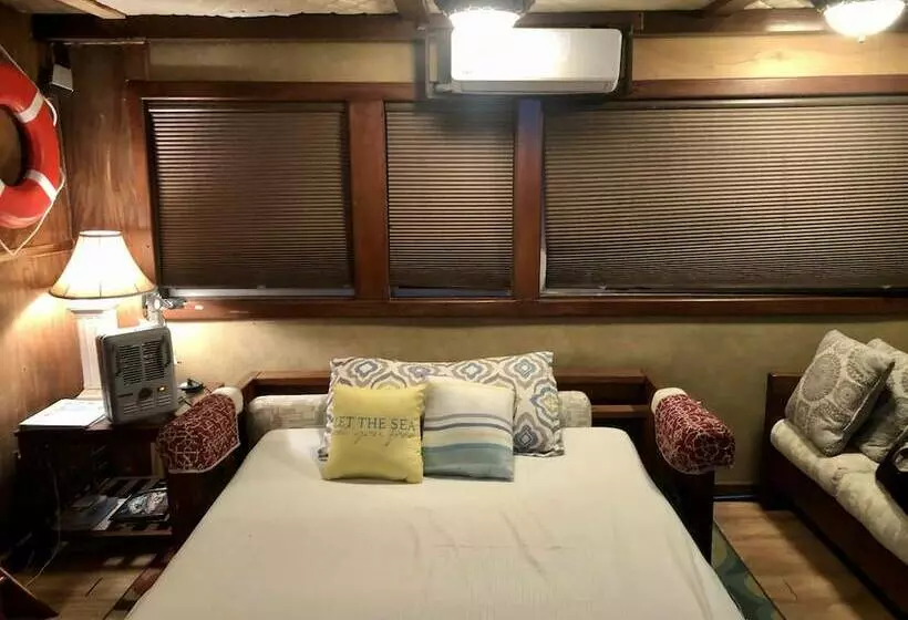 Hotelli Island Houseboat