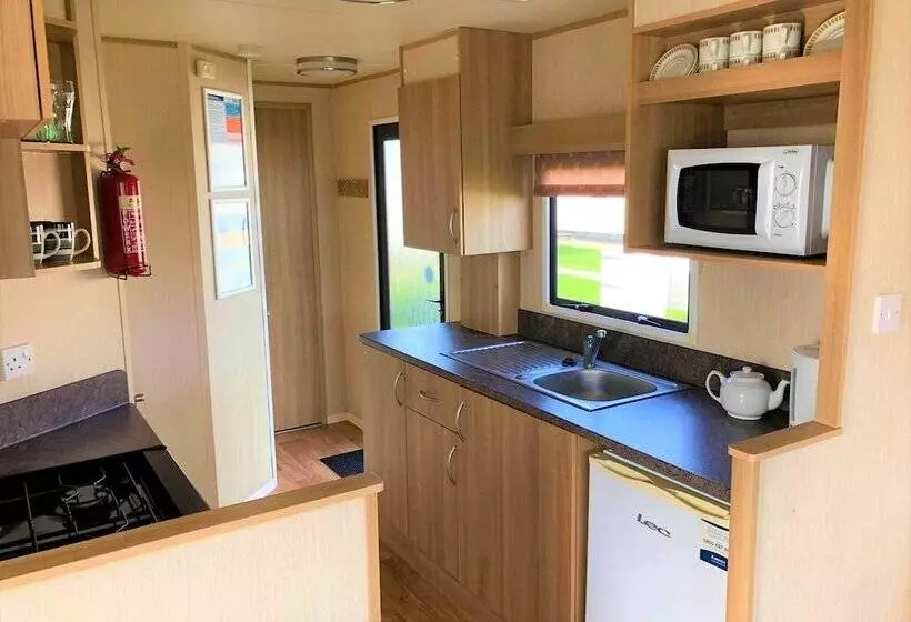استراحتگاه Golden Anchor Holiday Park