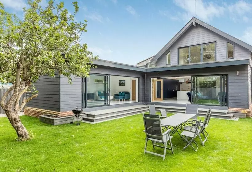 West Sussex Home By The Sea  Great For Goodwood