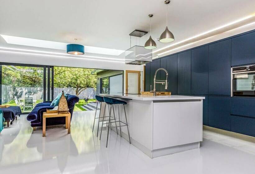 West Sussex Home By The Sea  Great For Goodwood