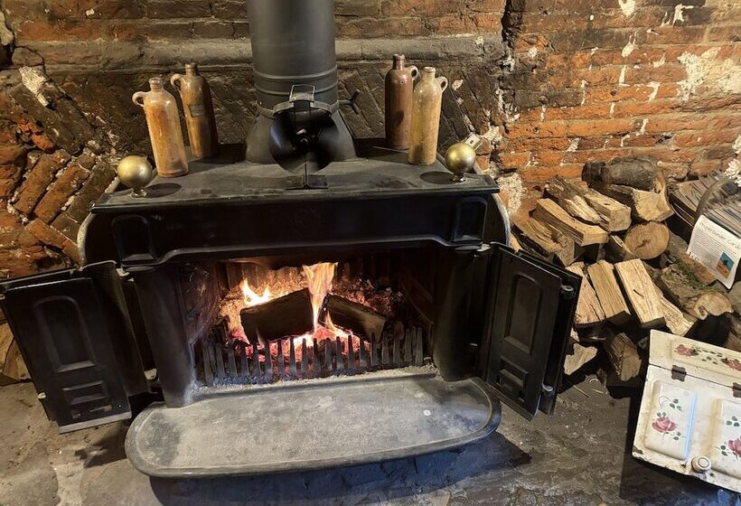 مبيت وإفطار The Half Moon Inn