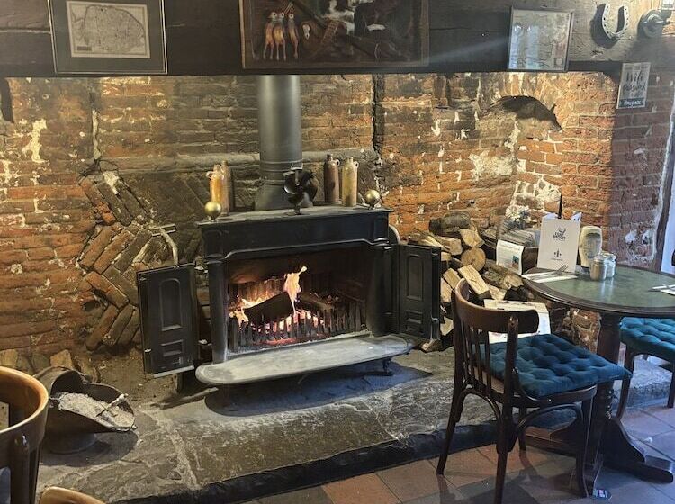 مبيت وإفطار The Half Moon Inn