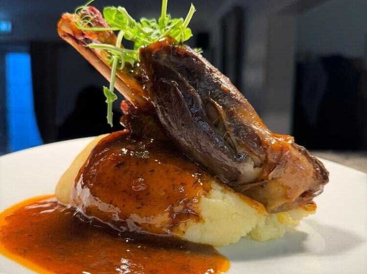 مبيت وإفطار The Half Moon Inn