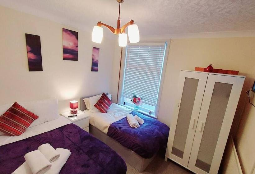 إقامة Garfield Villa Beautiful 4 Bed House In Gillingham