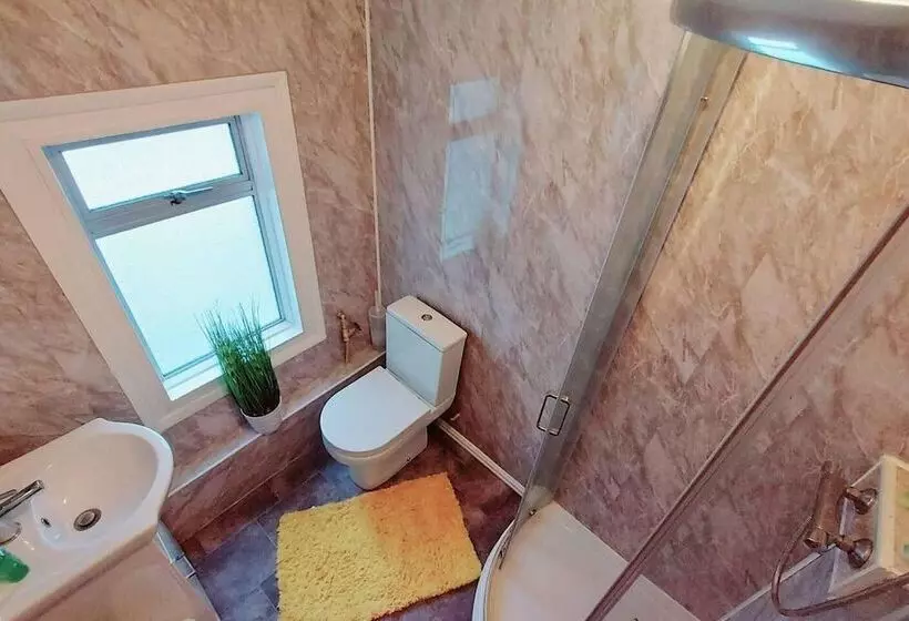 レジデンス Garfield Villa Beautiful 4 Bed House In Gillingham