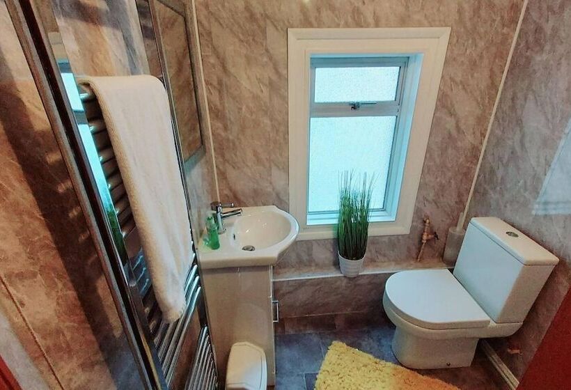 إقامة Garfield Villa Beautiful 4 Bed House In Gillingham