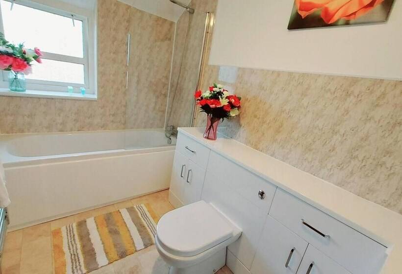 إقامة Garfield Villa Beautiful 4 Bed House In Gillingham