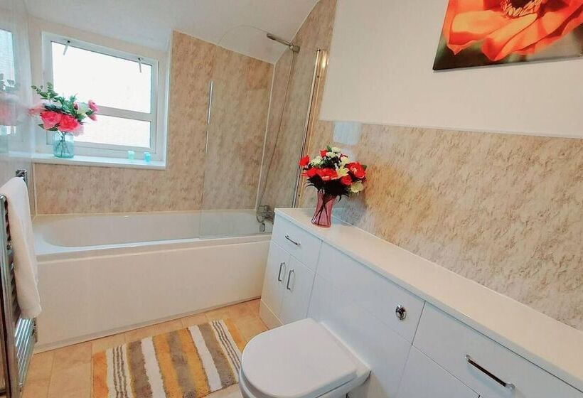 إقامة Garfield Villa Beautiful 4 Bed House In Gillingham