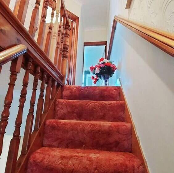 إقامة Garfield Villa Beautiful 4 Bed House In Gillingham