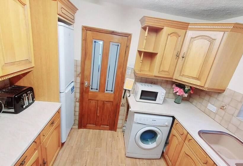 إقامة Garfield Villa Beautiful 4 Bed House In Gillingham
