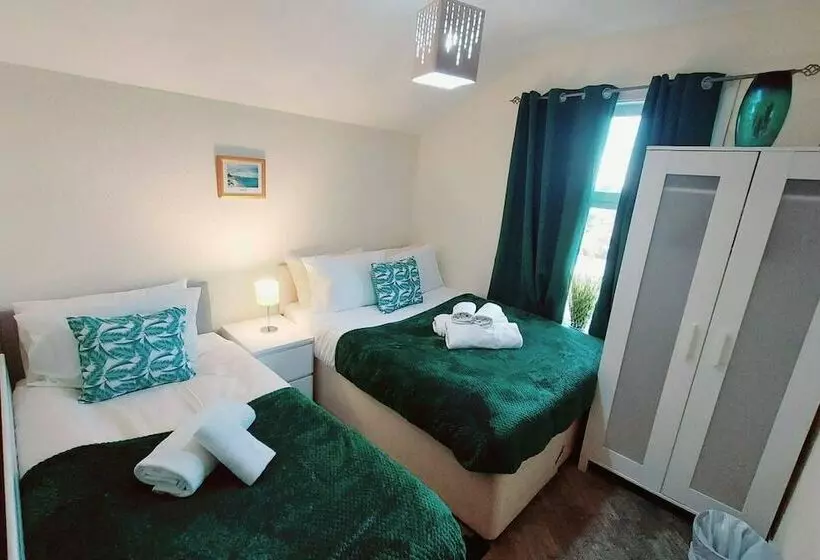 レジデンス Garfield Villa Beautiful 4 Bed House In Gillingham