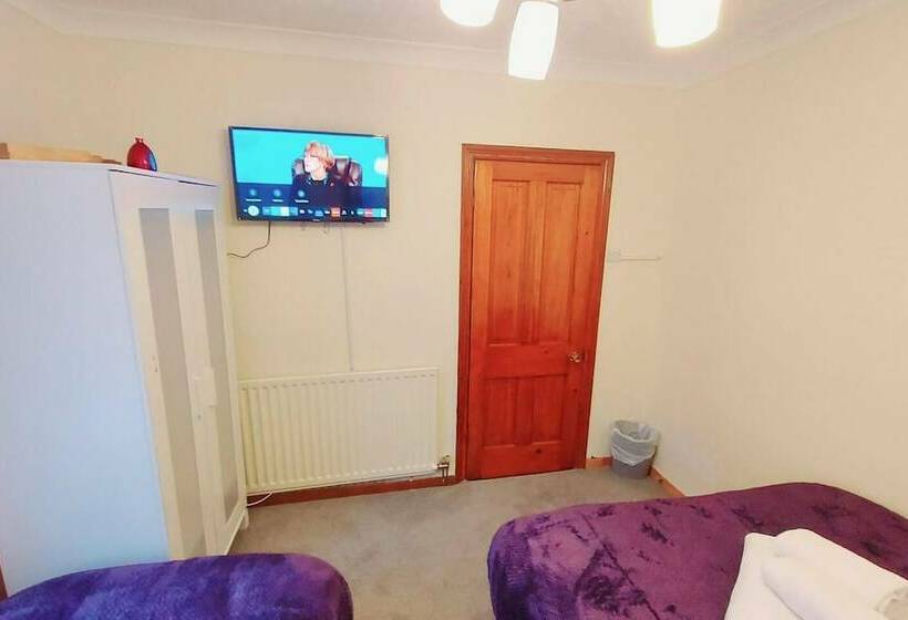 إقامة Garfield Villa Beautiful 4 Bed House In Gillingham