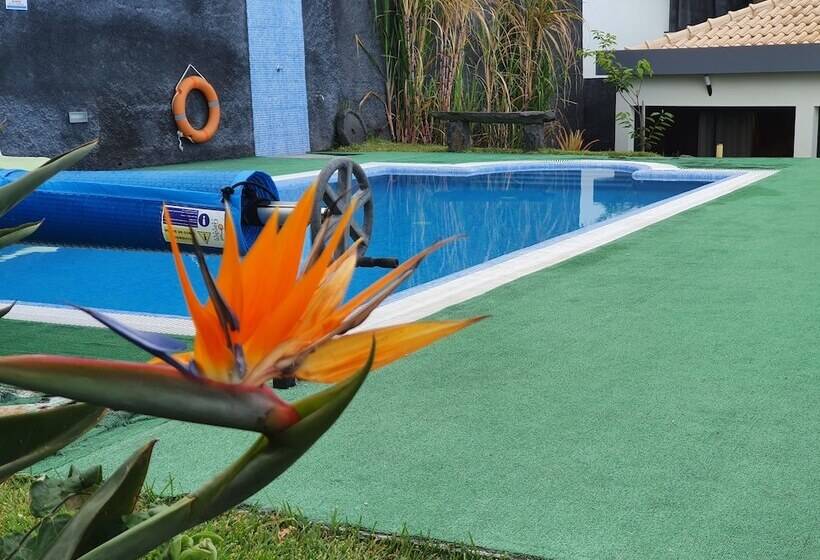 اقامتگاه Ocean View Villa With Private Outdoor Heated Pool