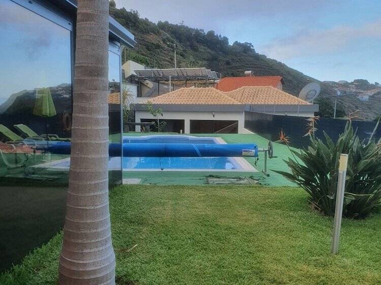 اقامتگاه Ocean View Villa With Private Outdoor Heated Pool