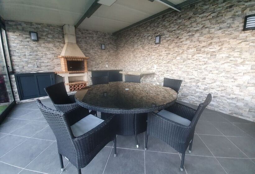 اقامتگاه Ocean View Villa With Private Outdoor Heated Pool