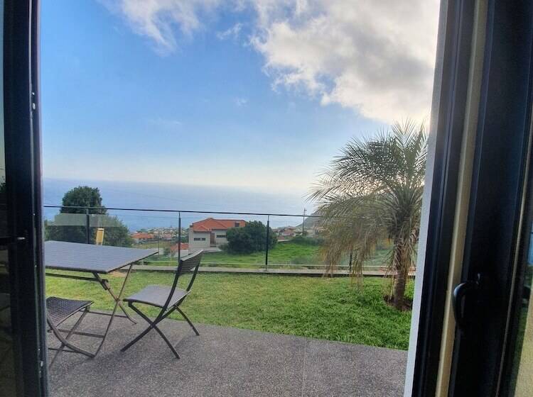 اقامتگاه Ocean View Villa With Private Outdoor Heated Pool