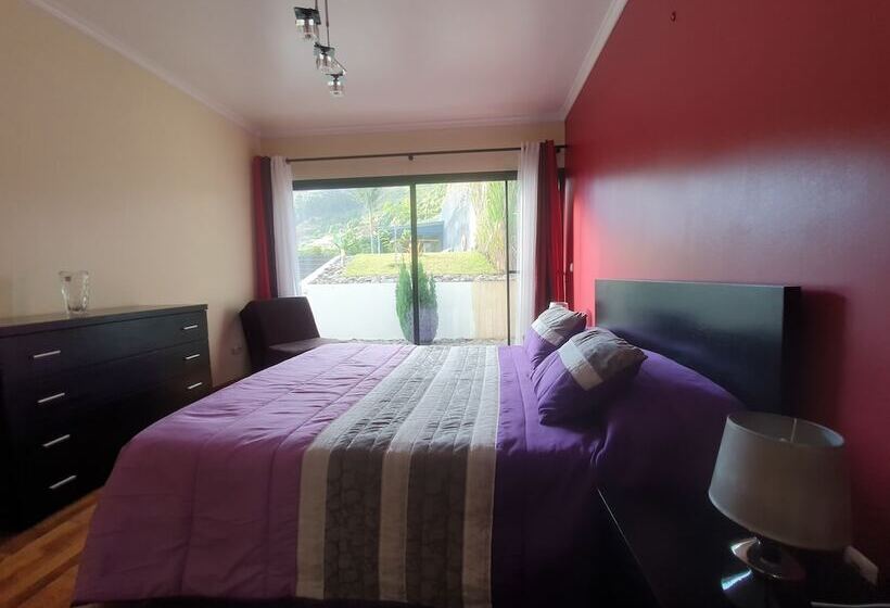 اقامتگاه Ocean View Villa With Private Outdoor Heated Pool