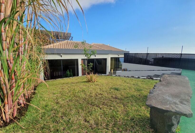 اقامتگاه Ocean View Villa With Private Outdoor Heated Pool