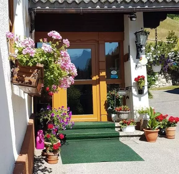 Hotelli Backer Ferdl Panzio