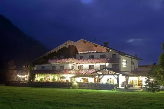 ペンション Gasthof Enzian