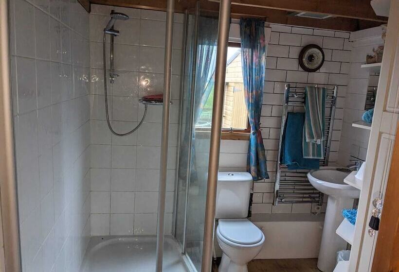 Captivating 1 Bed Log Cabin In Shrewsbury