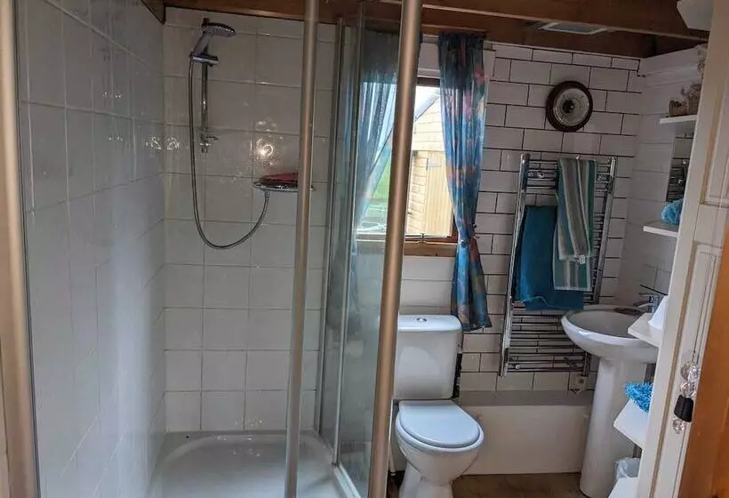 Captivating 1 Bed Log Cabin In Shrewsbury