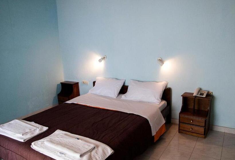 Room In Bb Apraos Bay Hotel In Kalamaki Beach, 100m From The Lovely Sandy Beach