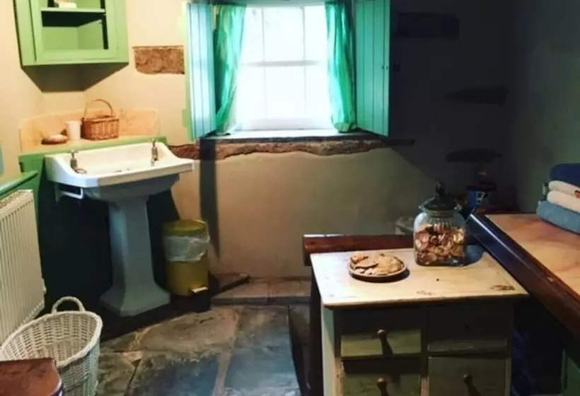 Beautiful 6 Bed Home In Brecon