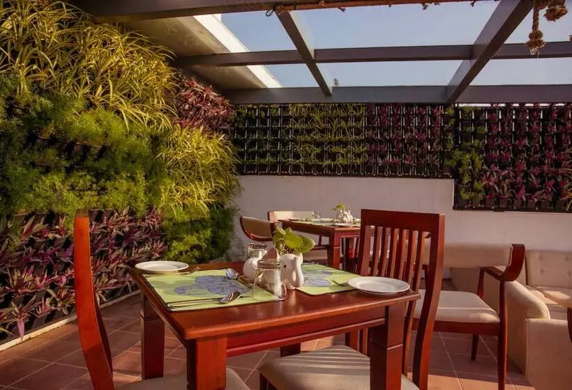 Hotelli Tuskers Hill By Poppys Anaikatti