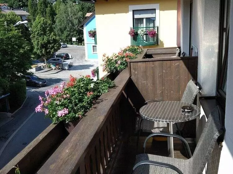 ベッドアンドブレックファースト Pension Weirather